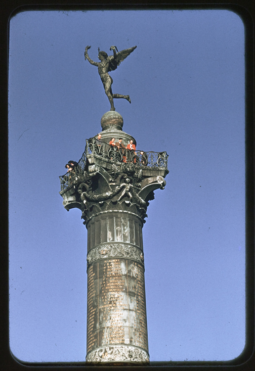 Colonne de la Bastille, Paris, 1963 ; [Touristes au balcon et Génie]