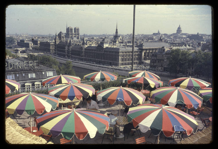 Notre-Dame depuis le toit de La Samaritaine, Paris, 1959 ; [Terrasse de café et parasols]