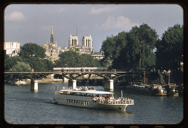 Bateau-mouche et Notre-Dame depuis le pont du Carrousel, Paris, 1960