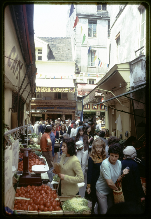 Rue Mouffetard depuis la rue Daubenton, Paris, 1968 ; [Jour de marché]