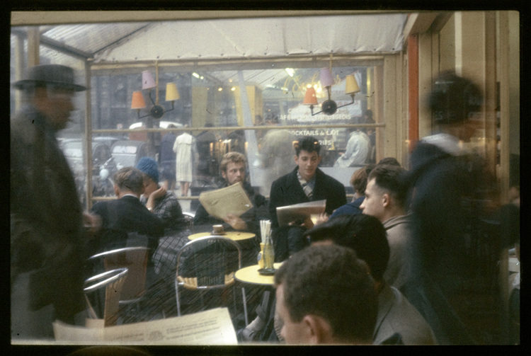 Café place de la Sorbonne, Paris, 1957 ; [Lecture à la terrasse]