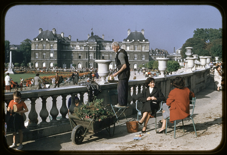 Jardin du Luxembourg, Paris, 1958 ; [Façade sud du Sénat ; Conversation et jardinier]