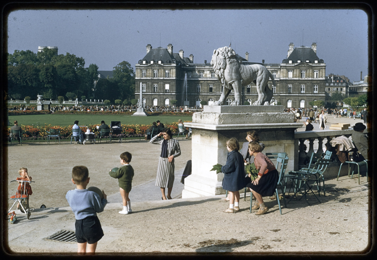 Jardin du Luxembourg, Paris, 1958 ; [Statue de lion et enfants]