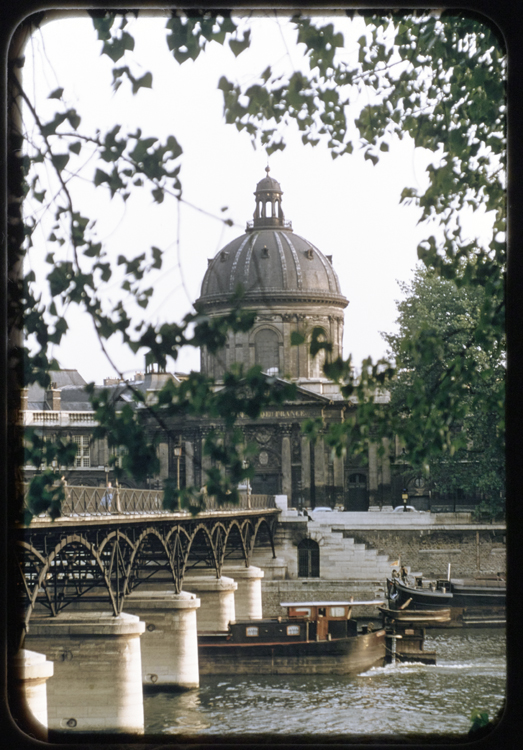 L'Institut de France et le pont des Arts, Paris, 1955 ; [Depuis le quai du Louvre]