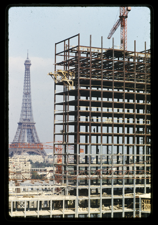 Constructions neuves. La maison de l'ORTF depuis un immeuble de la rue Jean-de-La-Fontaine, Paris, 1959