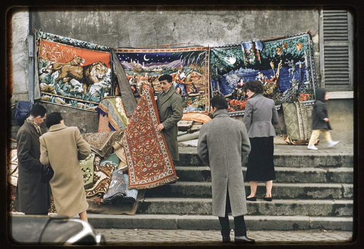 Marché aux Puces, porte de Vanves, Paris, 1955 ; [Vendeur de tapis]