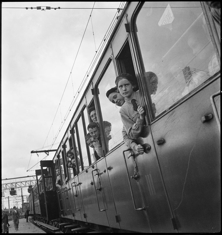 Colonie de vacances de Villejuif, Marsac (Dordogne), 1937 ; [Départ en train]