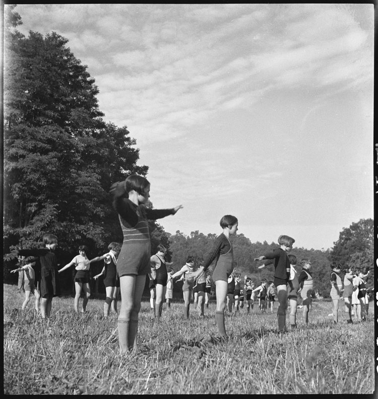 Colonie de vacances de Villejuif, Marsac (Dordogne), 1937 ; [Gymnastique en plein air]