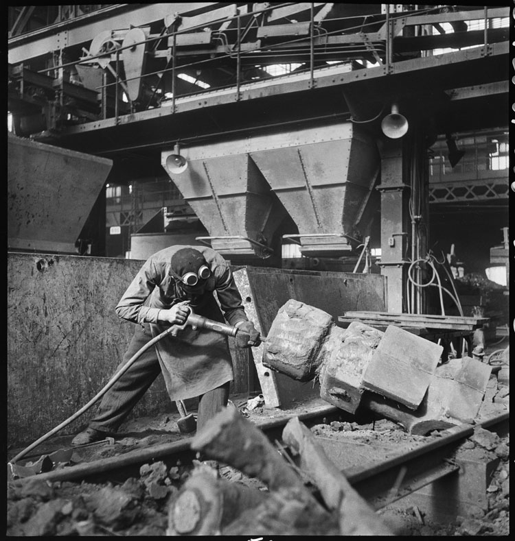 La forge, usine Renault, Boulogne-Billancourt (Seine), 1950 ; [Démoulage de pièce]