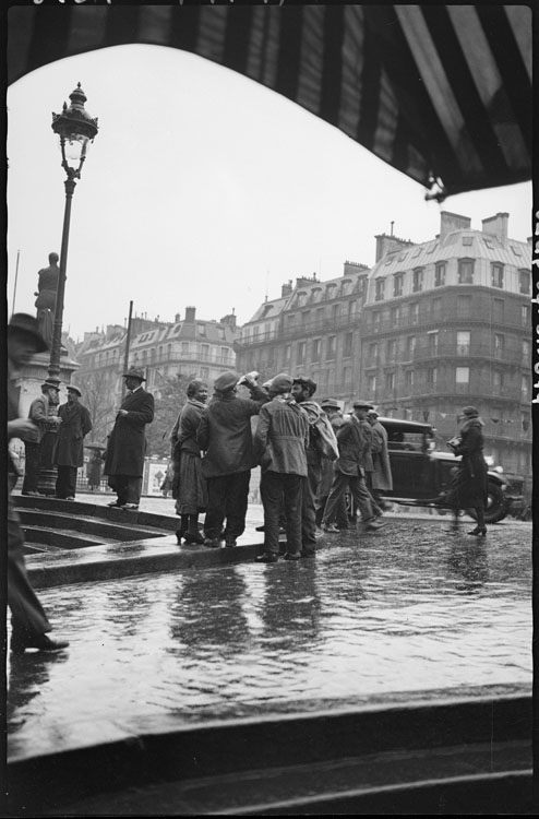 Paris, 1934 ; [Clochards un jour de pluie]
