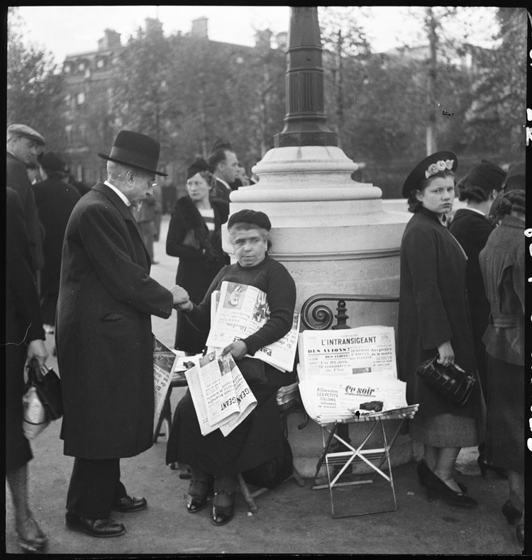 Marchande de journaux métro Trocadéro, Paris, 1938 ; [Journaux « L'intransigeant » et « Ce Soir »]