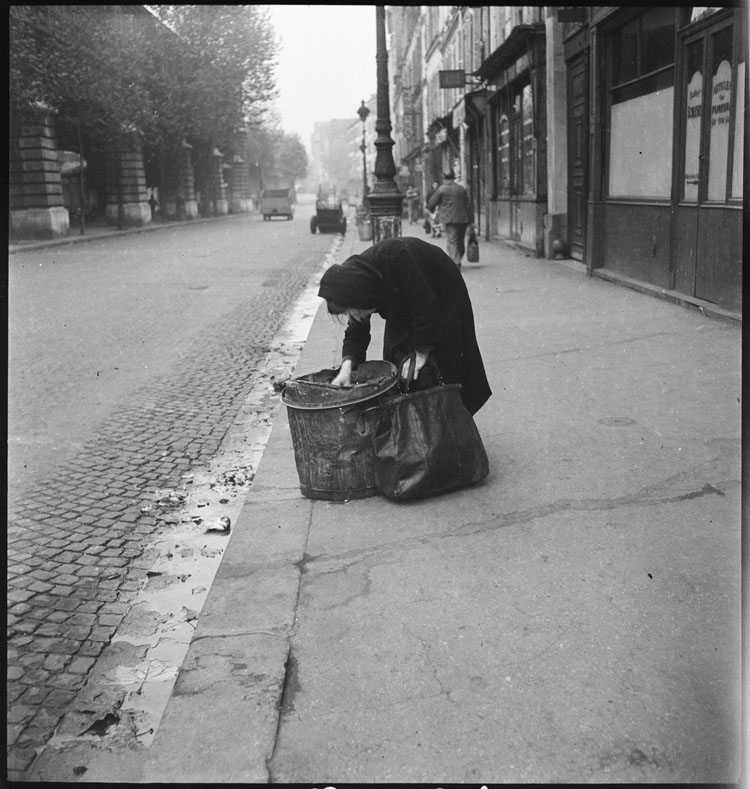 Paris, 1946 ; [Pauvre glanant dans les poubelles]