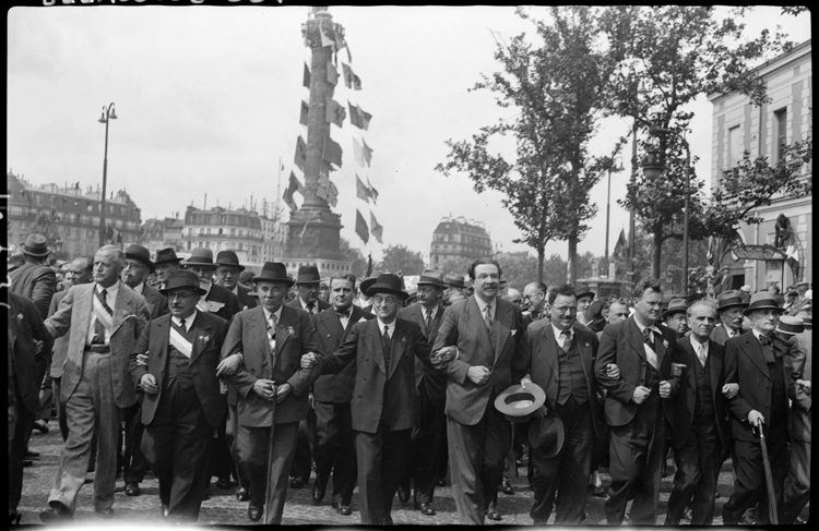 Défilé de la victoire du Front populaire, Paris, 14 juillet 1936 ; [Élus en tête de cortège]