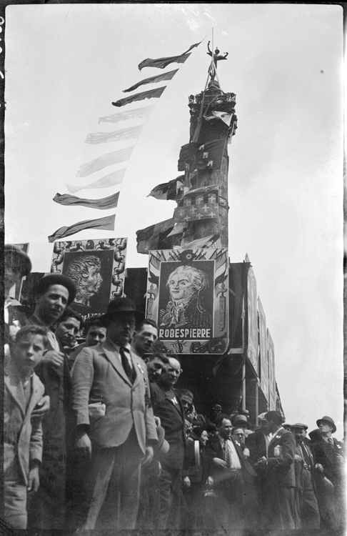 Défilé de la victoire du Front populaire, Paris, 14 juillet 1936 ; [Colonne de la Bastille décorée]