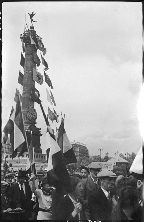 Défilé de la victoire du Front populaire, Paris, 14 juillet 1936 ; [Colonne de la Bastille décorée]