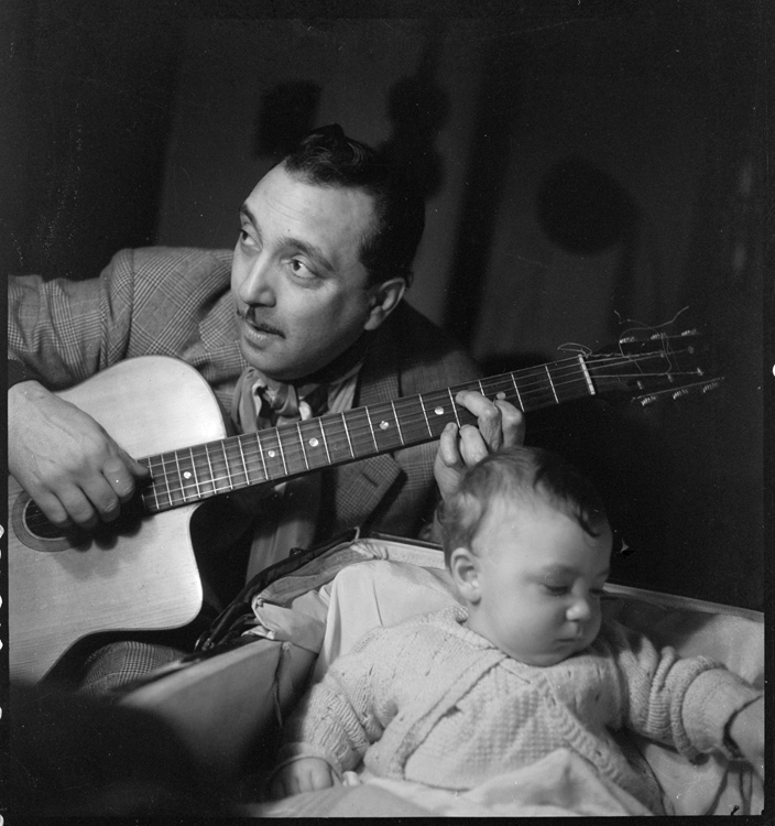 Django Reinhardt et son fils, Paris, 1945 ; [Guitare]