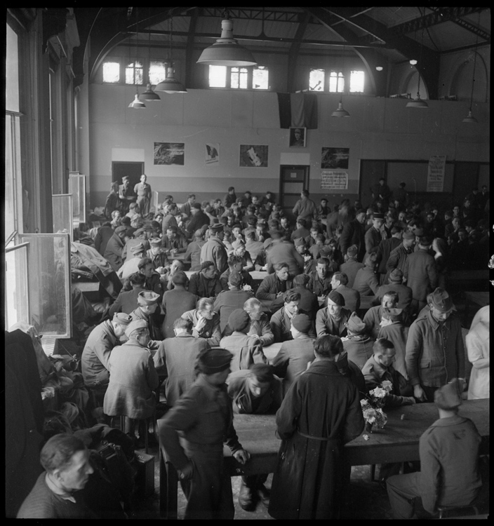 Le retour des prisonniers, gare d'Orsay, Paris, 1945 ; [Salle d'attente]