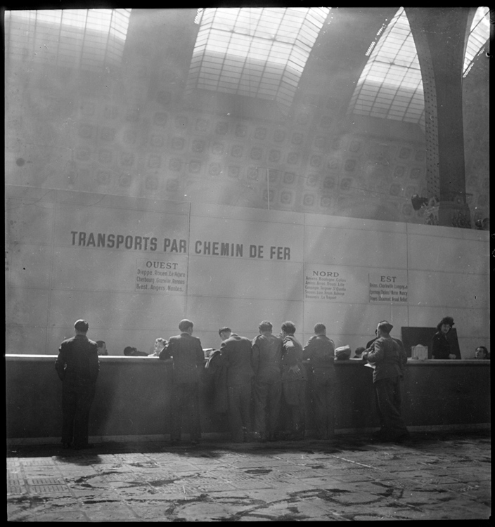 Le retour des prisonniers, gare d'Orsay, Paris, 1945 ; [Guichet]