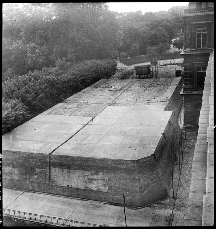 Les traces de la Libération, Jardins du Luxembourg, Paris, 1945 ; [Bunker « L’abri Médicis »]