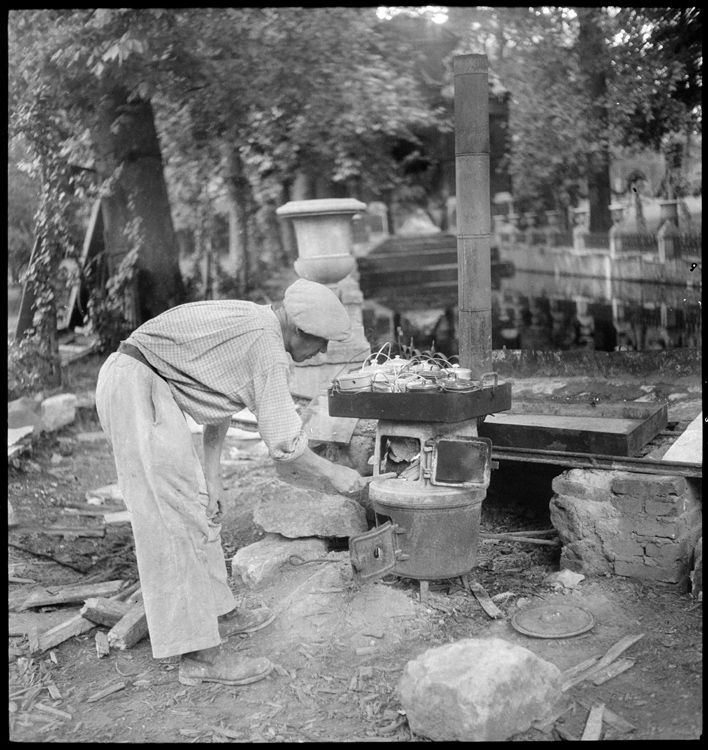 Les gamelles, jardin du Luxembourg, Paris, 1945 ; [Fontaine Médicis]