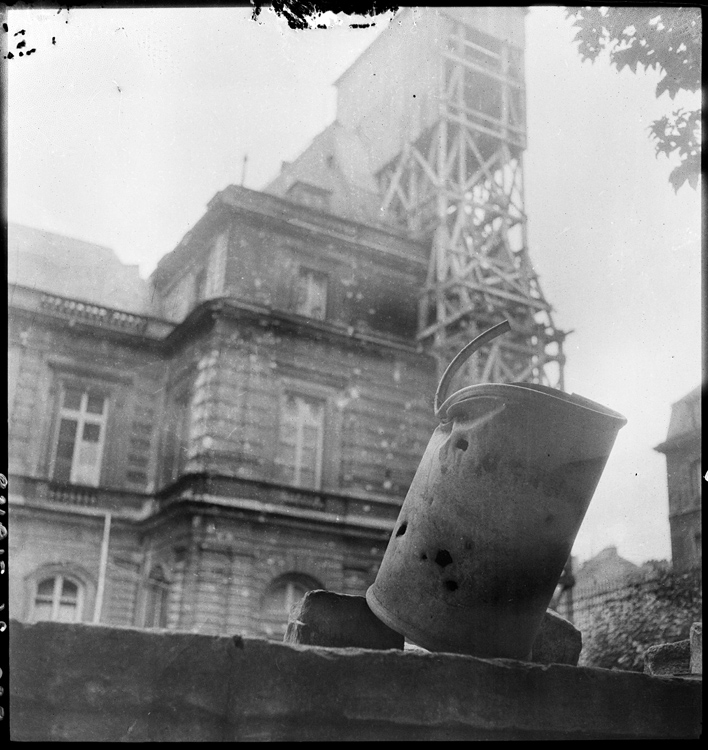 Les traces de la Libération, Jardins du Luxembourg, Paris, 1945 ; [Chantier]