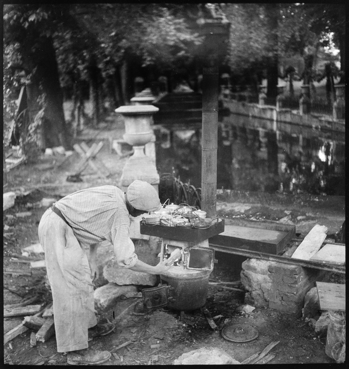 Les gamelles, jardin du Luxembourg, Paris, 1945 ; [Maçon]