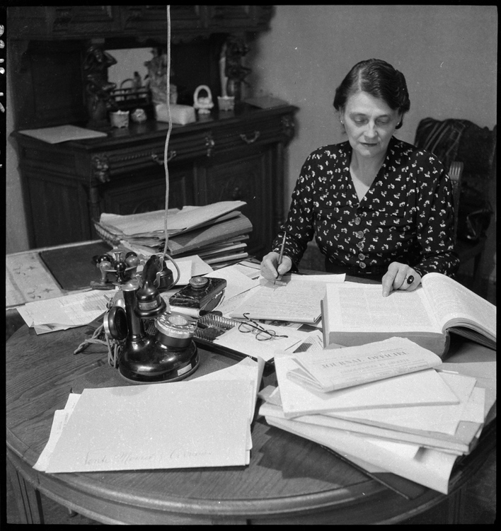 Écrivain public, Paris, 1945 ; [Au bureau]