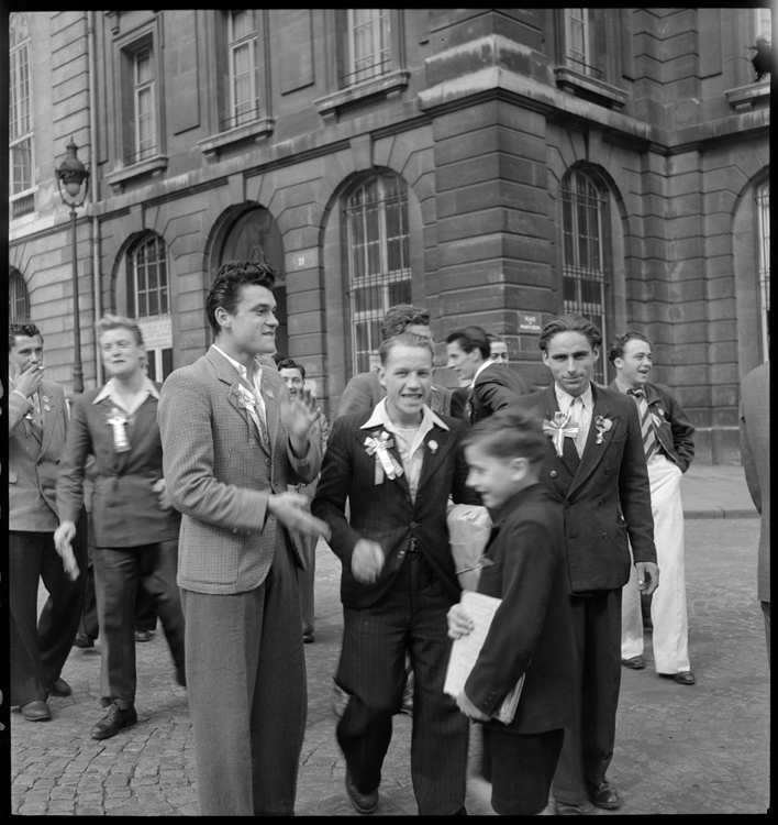 Conscrits d'Arcueil, Paris, 1945 ; [Groupe avec cocardes]