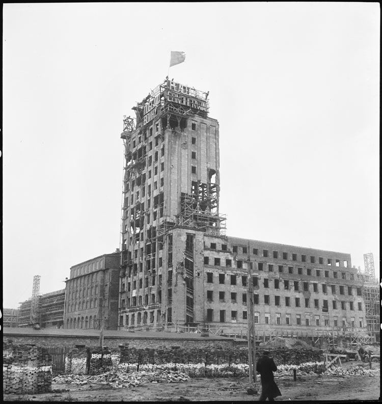 La reconstruction de Varsovie (Pologne), 1950 ; [Immeuble en ruine orné d'un message de paix]