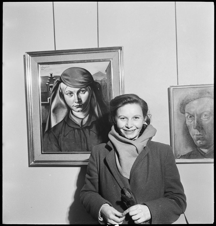 « Le Pays des mines », exposition d’André Fougeron à la Maison du peuple, Lens (Pas-de-Calais), 1951 ; [Modèle devant « La Trieuse »]