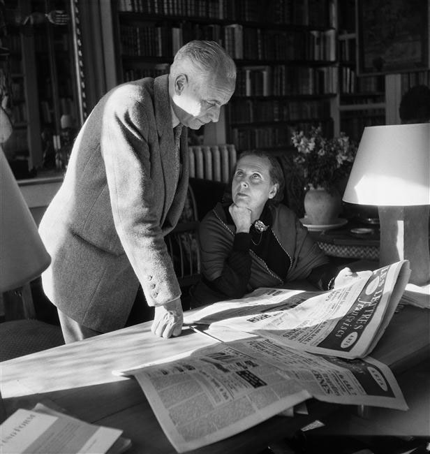 Elsa Triolet et Louis Aragon, Paris, 1954 ; [Lisant le journal « Les Lettres françaises »]