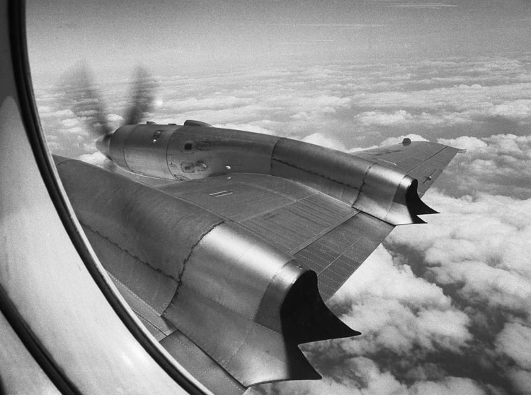 Dans l'avion entre Le Bourget et Berlin-Ouest (RFA), 1967 ; [Vue du hublot de l'avion Iliouchine Il-18]