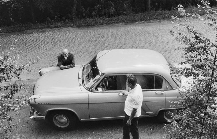 Sur la route, la Bastei (RDA), 1967 ; [Traducteur et chauffeur de Willy Ronis ; Voiture Volga M21]