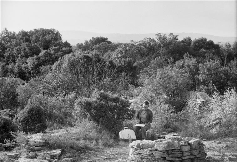 Marie-Anne dessinant, le Village noir, Gordes (Vaucluse), 1970 ; [Village de Bories]