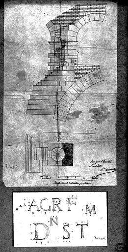 Plan, coupe et élévation d'une arche avec un escalier à vis et relevé d'inscriptions