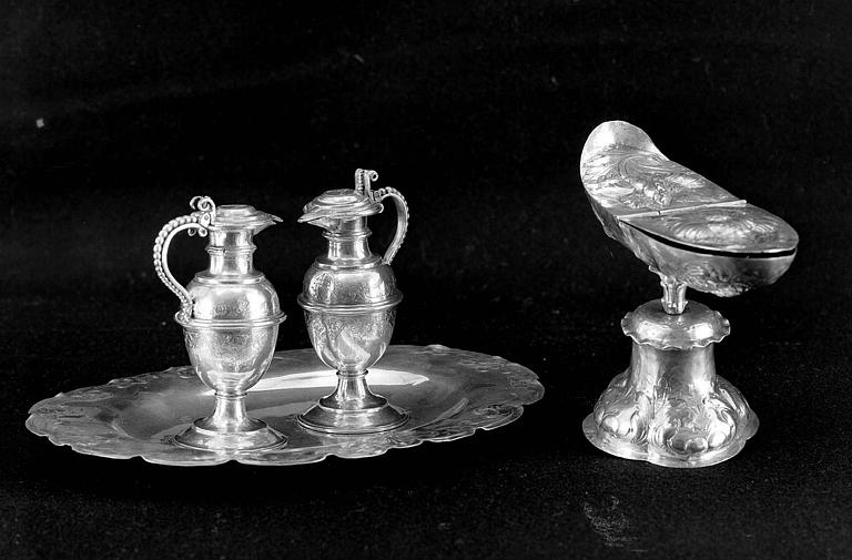 Navette à encens en argent et plateau avec 2 burettes en argent - © Ministère de la Culture (France), Médiathèque du patrimoine et de la photographie, diffusion GrandPalaisRmn Photo