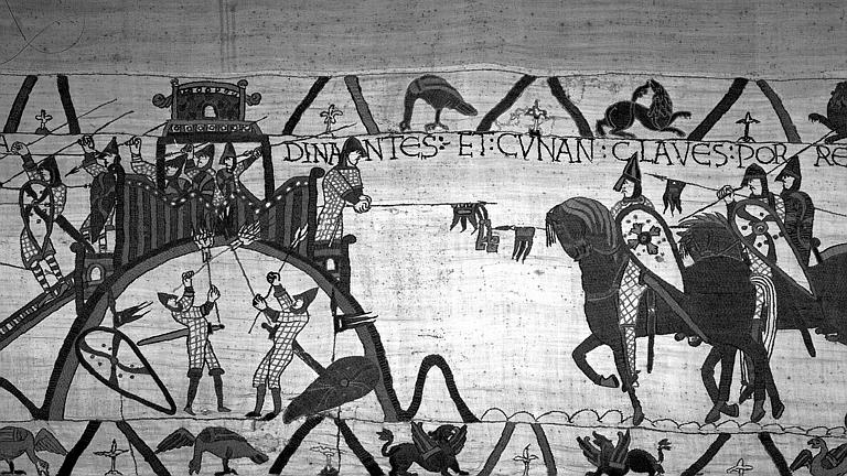 Tapisserie de Bayeux (avers),  26B : Conan duc de Bretagne offrant les clefs de la ville à Guillaume à cheval