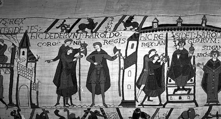 Tapisserie de Bayeux (avers),  34B : Harold se faisant couronner roi, Harold assis sur le trône tenant le globe et le sceptre