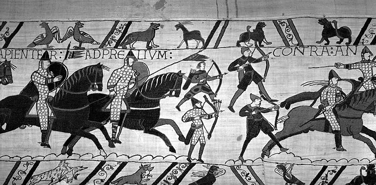 Tapisserie de Bayeux (avers),  67B : Archers à pied et cavaliers normands chargeant