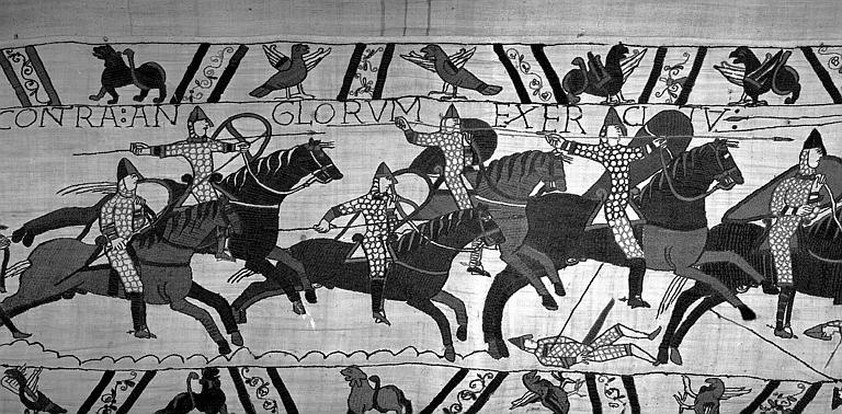 Tapisserie de Bayeux (avers),  68B : Cavaliers normands chargeant un soldat mort