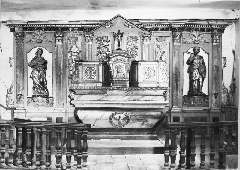 autel, tabernacle, retable, deux statues (maître-autel, retable architecturé) : Vierge à l' Enfant, saint Pierre