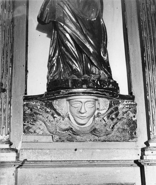 détail de la statue de saint Pierre