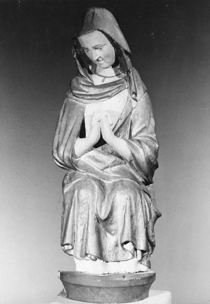 groupe sculpté : Vierge de Pitié assise