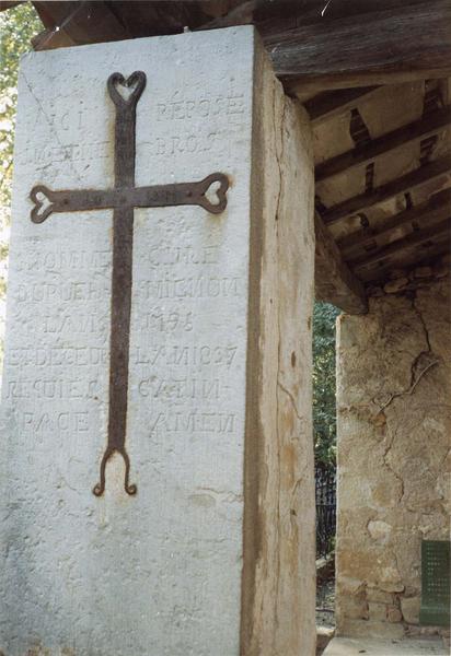 dalle funéraire avec un croix au milieu