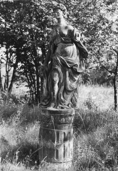 statue : Flore (supposé) avec un bras manquant - © Ministère de la Culture (France), Médiathèque du patrimoine et de la photographie (objets mobiliers), tous droits réservés