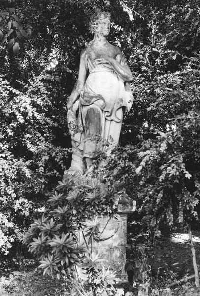 statue : Pomone - © Ministère de la Culture (France), Médiathèque du patrimoine et de la photographie (objets mobiliers), tous droits réservés