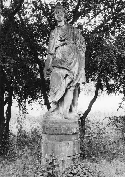 Statue : femme couronnée de lauriers