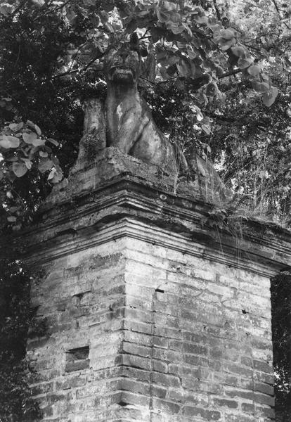 statues : molosses, vue de gauche - © Ministère de la Culture (France), Médiathèque du patrimoine et de la photographie (objets mobiliers), tous droits réservés