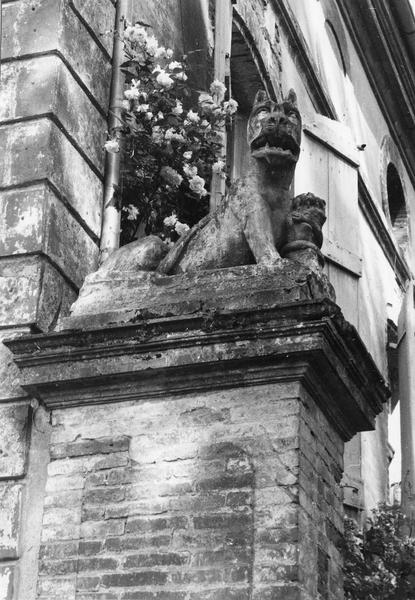 statues : molosses, vue de droite - © Ministère de la Culture (France), Médiathèque du patrimoine et de la photographie (objets mobiliers), tous droits réservés