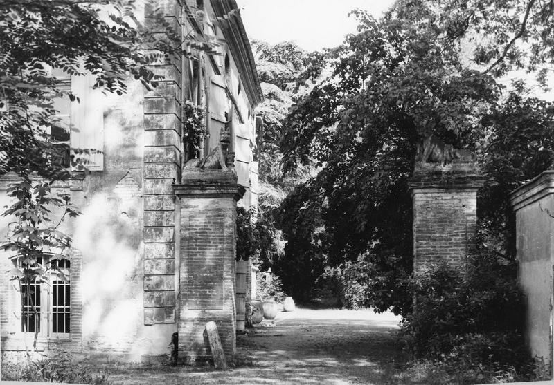 statues : deux molosses devant l'entrée - © Ministère de la Culture (France), Médiathèque du patrimoine et de la photographie (objets mobiliers), tous droits réservés